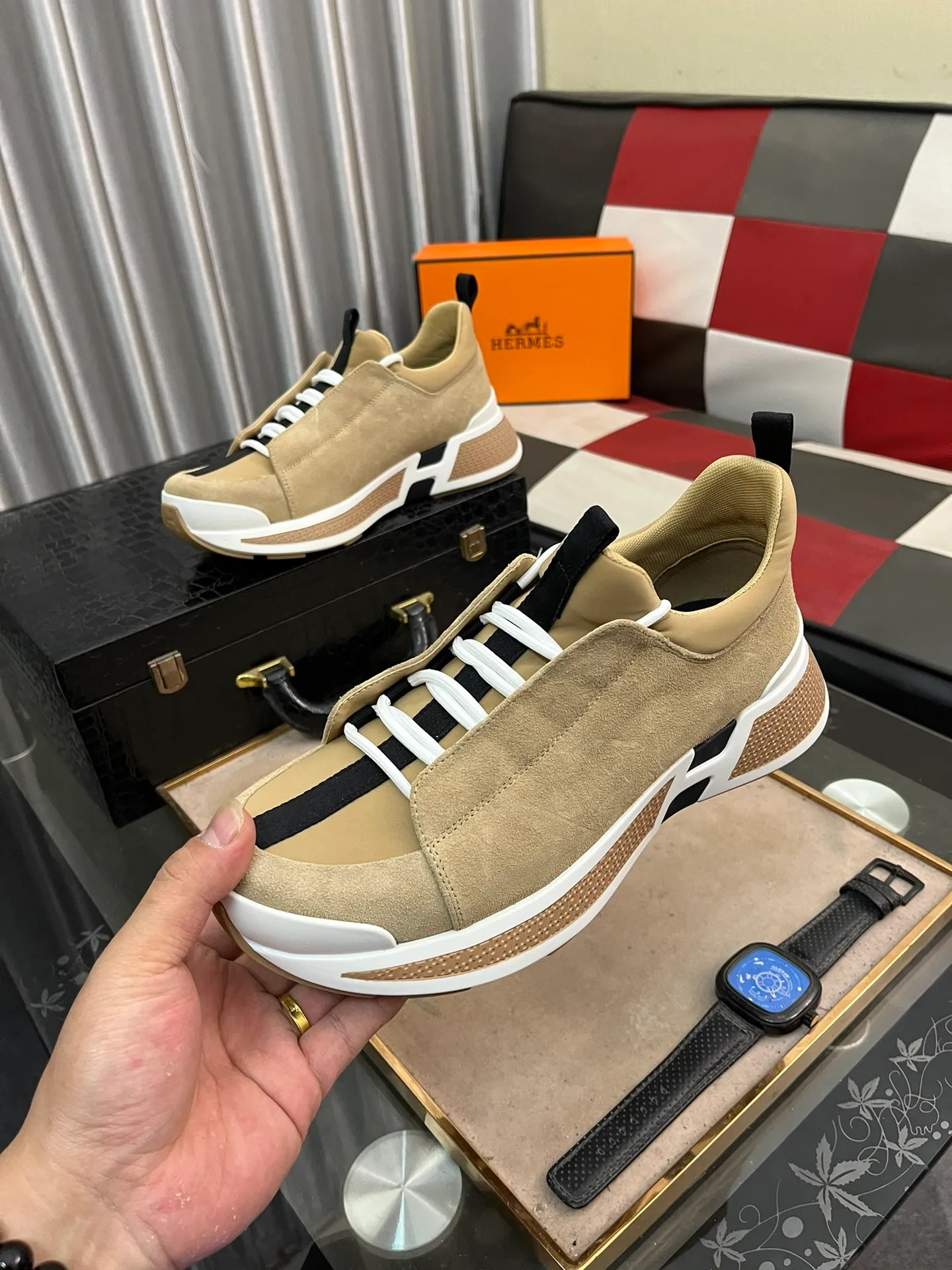 Men's shoes 💰: 560⌚️⌚️[Hermes] New sports shoes Hermès are the most comfortable shoes, no one else⃣️, they are very light on the feet and very good-looking, you will not feel tired when you go shopping and running around 👍 Very light and comfortable, extremely light, perfect for both sports and leisure! It’s up to you to choose, there’s always what you want~ Comes with a full set of packaging gift bags and invoices ✔️Fabric: imported first-layer cowhide ✔️Inner lining: breathable mesh ✔️Outsole: genuine leather bottom ✔️Size: Men 38-44 (45 custom-made) 5️⃣colors available